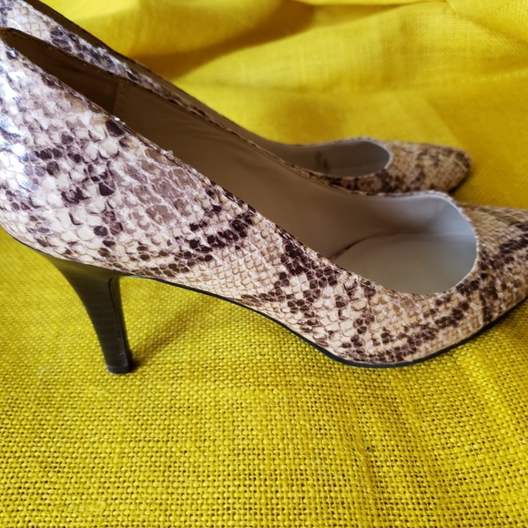 Size 6.5, reptile design heels/wood grain heels - Picture 6 of 7